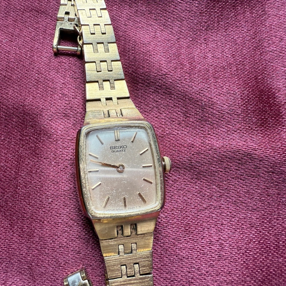 Vintage Seiko Gold-Tone Women's Quartz Watch 810136 Base Metal Top Steel Back